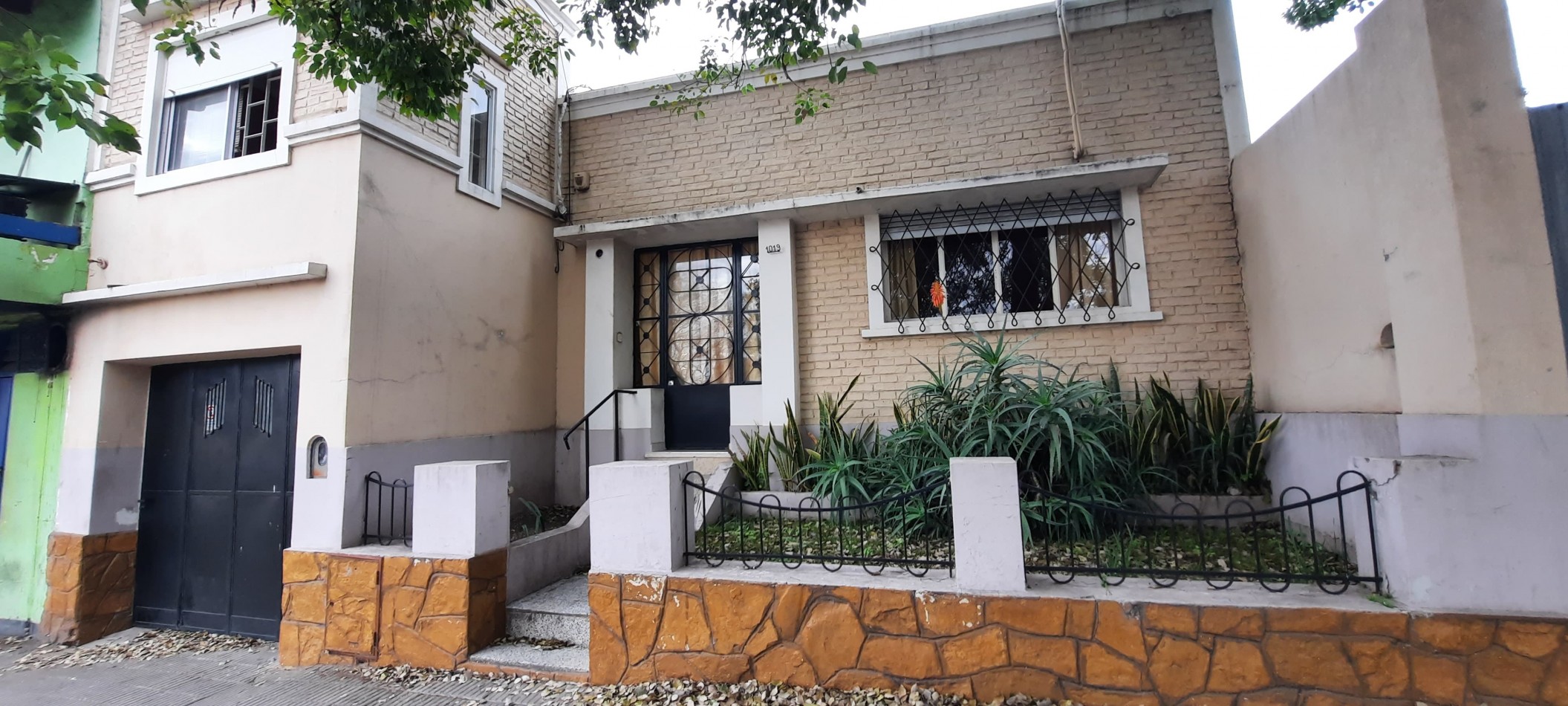 SE VENDE CASA 3 DORMITORIOS, ZONA AV. RAMIREZ Y LAURENCENA. SE RECIBE PROPIEDAD MENOR VALOR