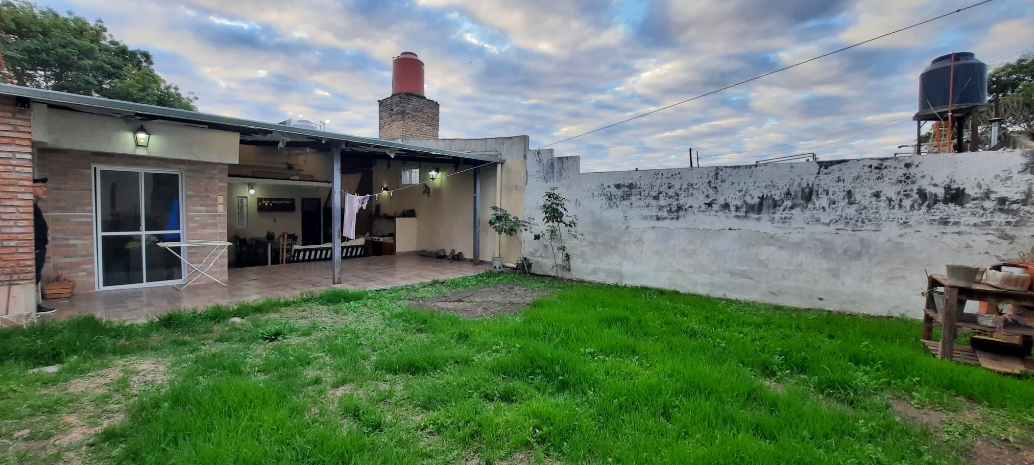 SE VENDE CASA 3 DORMITORIOS, ZONA AV. RAMIREZ Y LAURENCENA. SE RECIBE PROPIEDAD MENOR VALOR