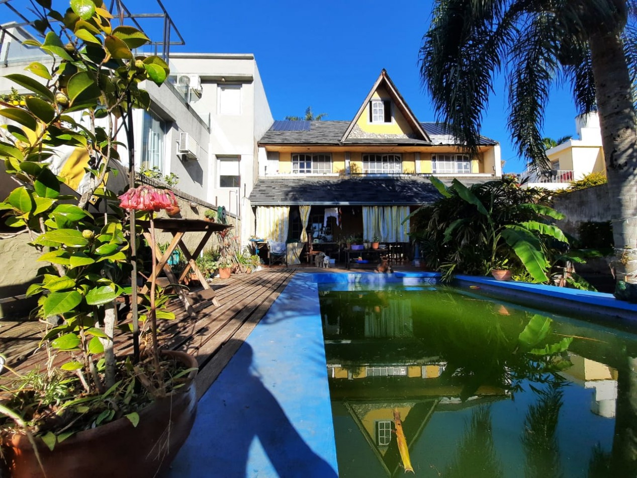 IMPACTANTE CASA DE 5 DORMITORIOS CON PISCINA EN ZONA THOMPSON 