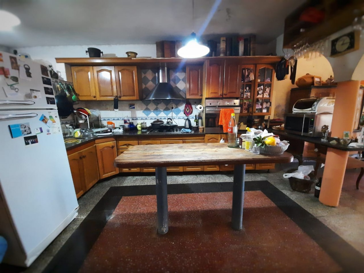 IMPACTANTE CASA DE 5 DORMITORIOS CON PISCINA EN ZONA THOMPSON 