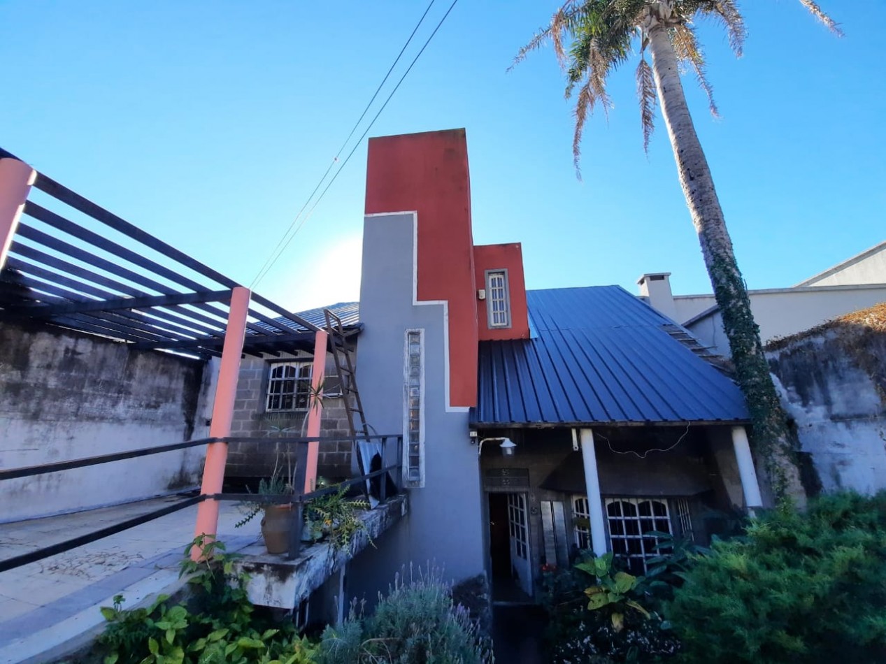 IMPACTANTE CASA DE 5 DORMITORIOS CON PISCINA EN ZONA THOMPSON 