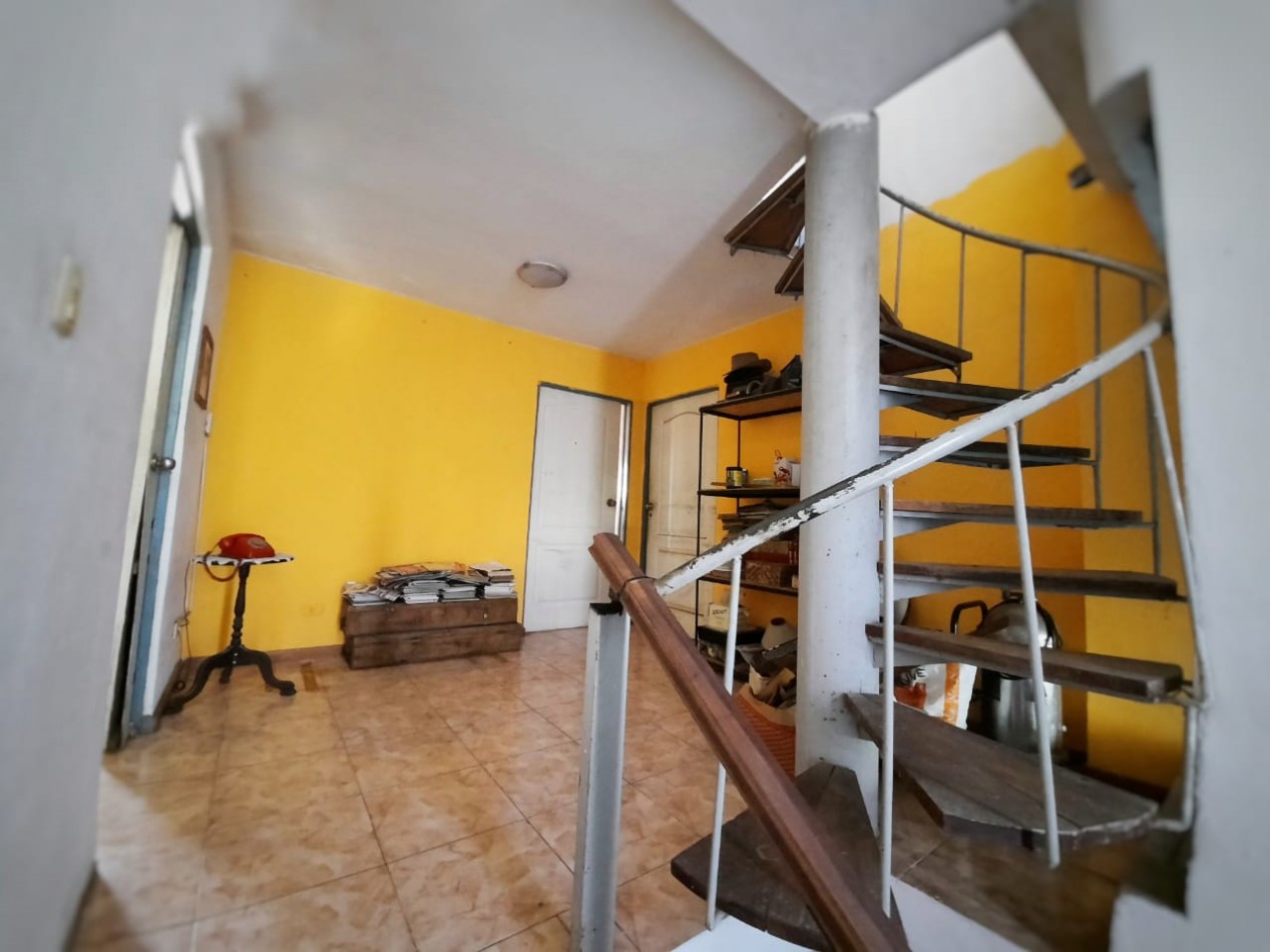 IMPACTANTE CASA DE 5 DORMITORIOS CON PISCINA EN ZONA THOMPSON 