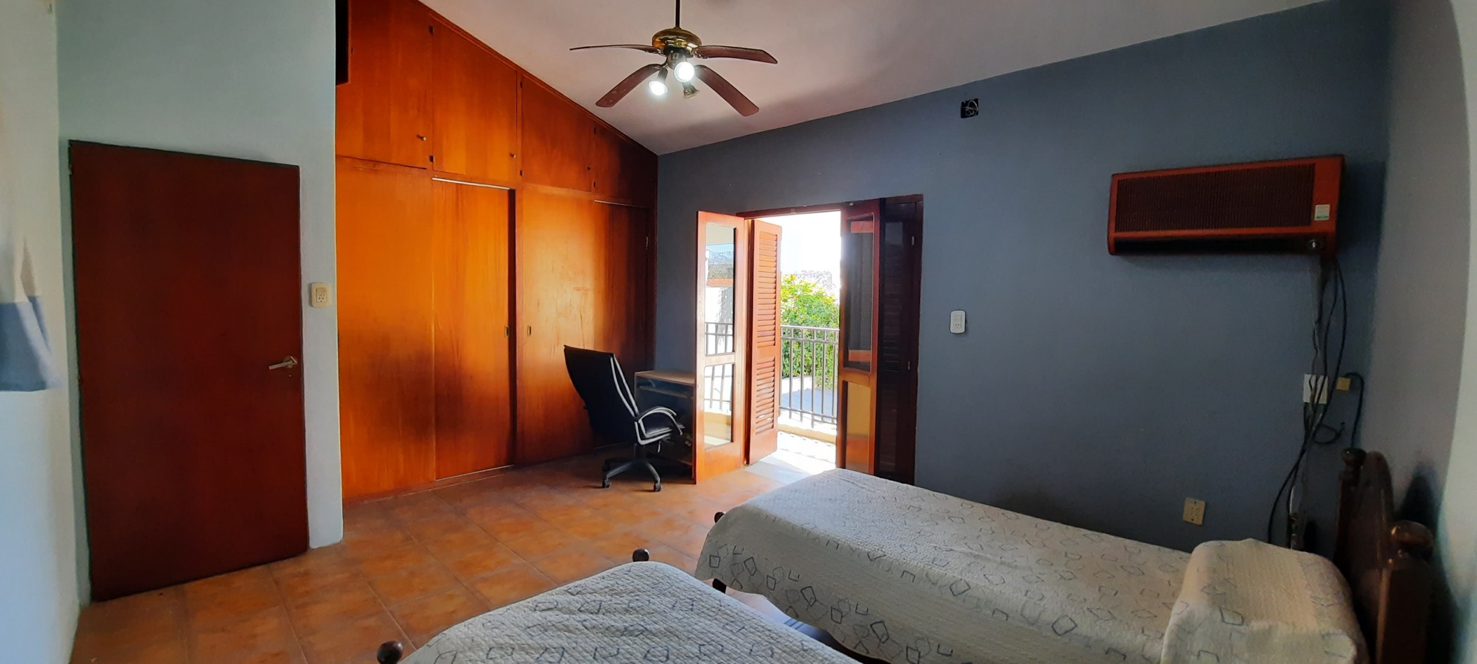Vendo casa 3 dormitorios, cochera y patio. Zona centro de Parana 