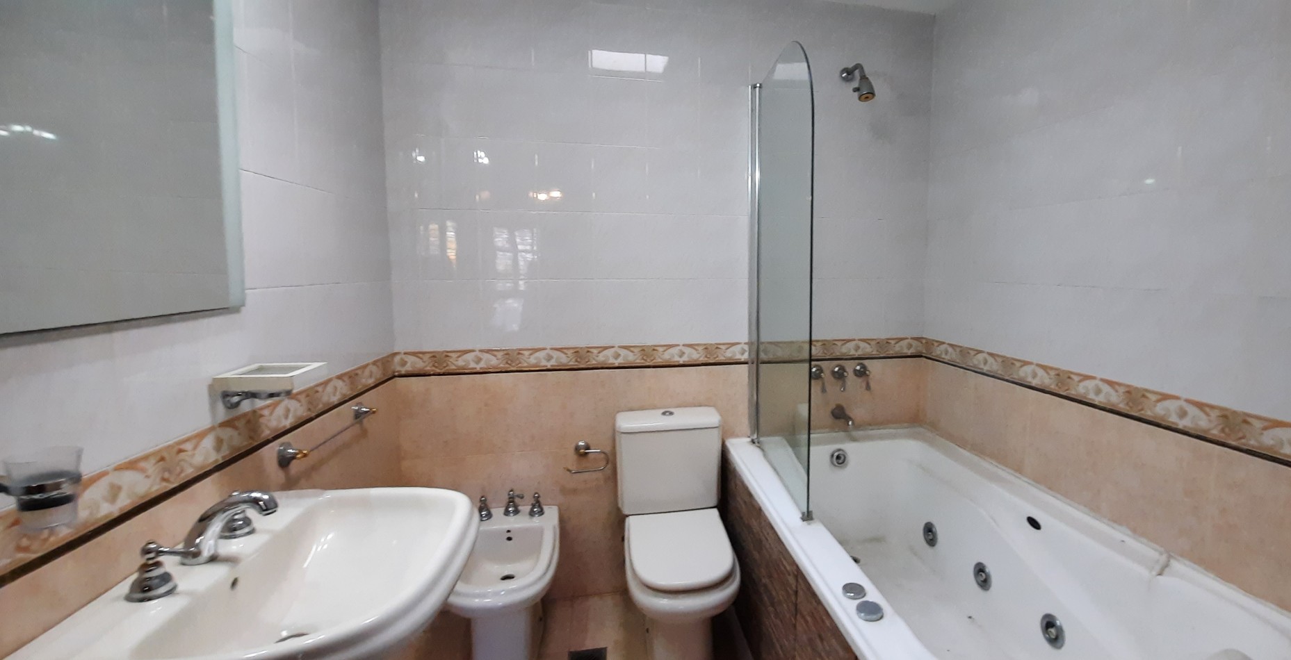 Vendo casa 3 dormitorios, cochera y patio. Zona centro de Parana 