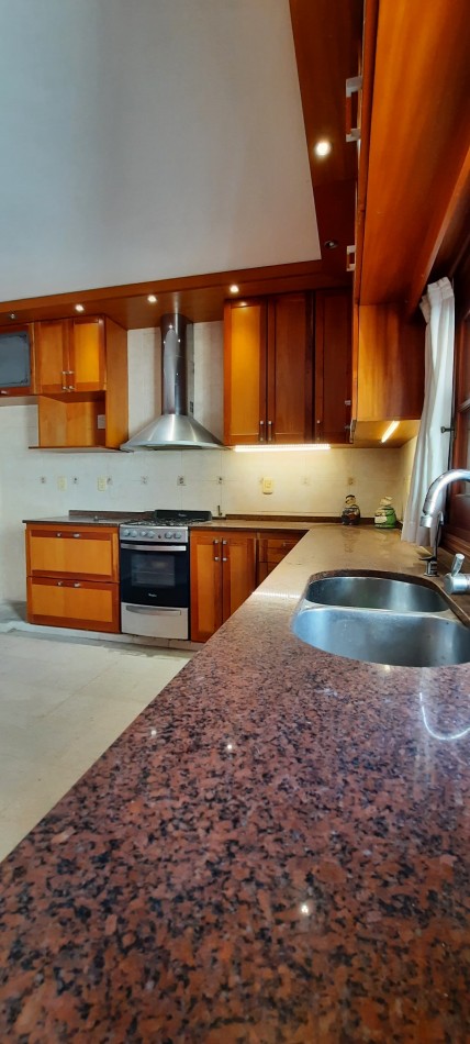 Vendo casa 3 dormitorios, cochera y patio. Zona centro de Parana 