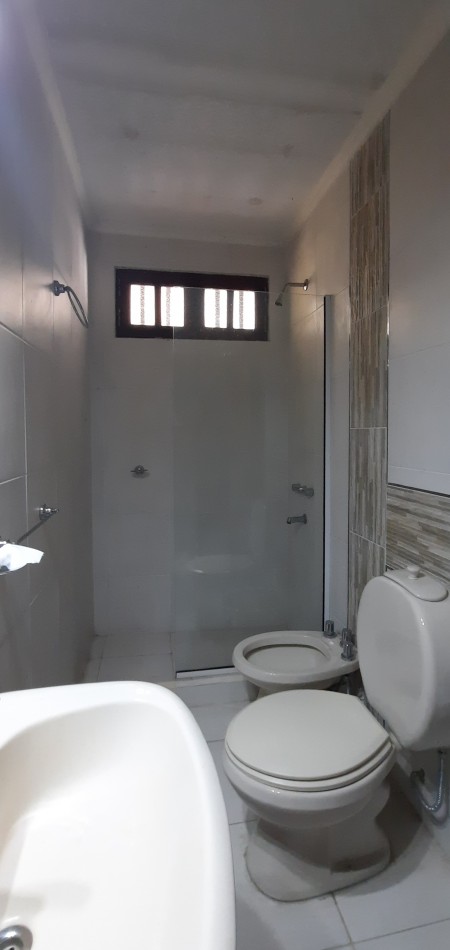 Vendo casa 3 dormitorios, cochera y patio. Zona centro de Parana 