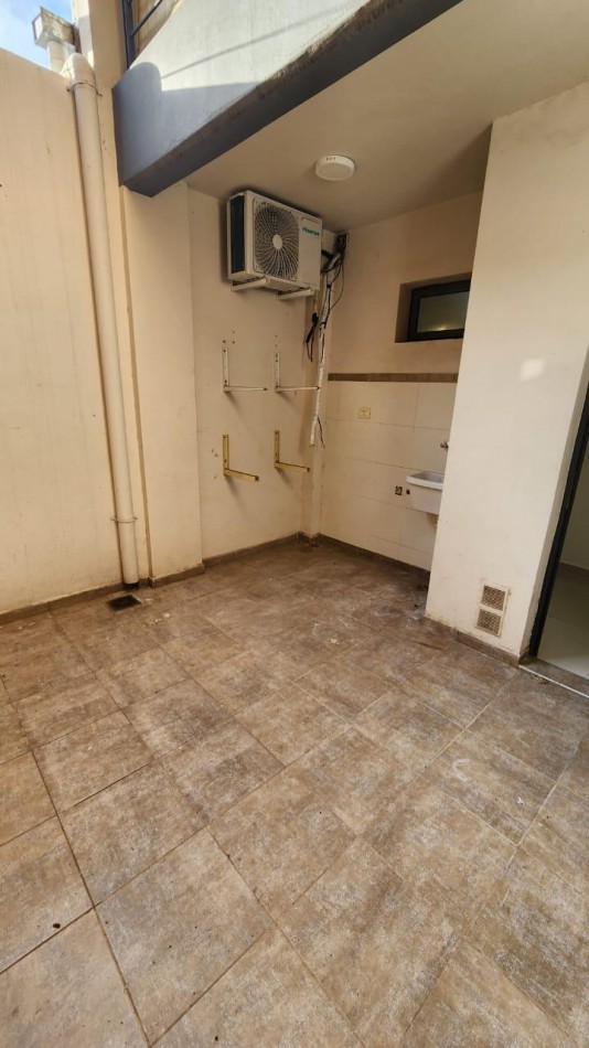 SE VENDE SEMI PISO EN ZONA PARQUE