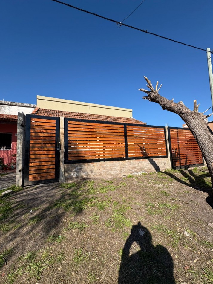 SE VENDE CASA DE DOS DORMITORIOS EN ORO VERDE - SE ESCUCHAN PROPUESTAS