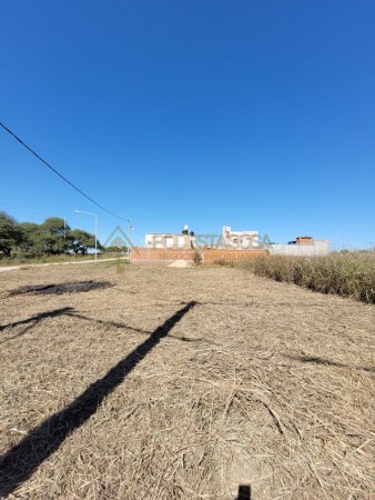 VENDEMOS TERRENO EN ESQUINA PARANA