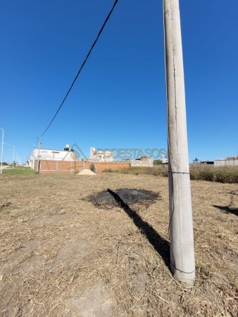 VENDEMOS TERRENO EN ESQUINA PARANA