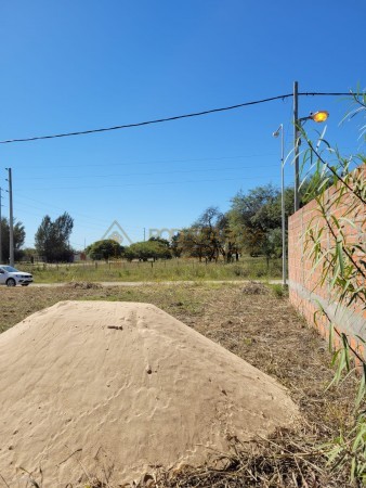 VENDEMOS TERRENO EN ESQUINA PARANA