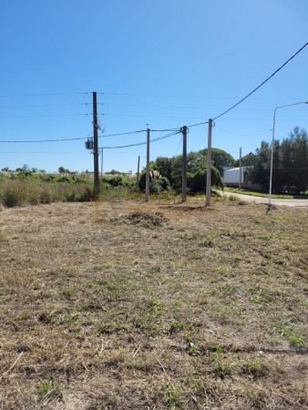 VENDEMOS TERRENO EN ESQUINA PARANA