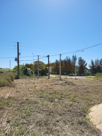 VENDEMOS TERRENO EN ESQUINA PARANA