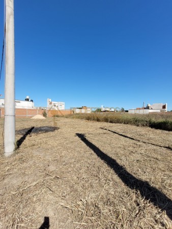 VENDEMOS TERRENO EN ESQUINA PARANA