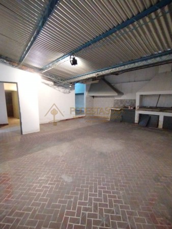 SE VENDE AMPLIO SALON COMERCIAL ZONA CENTRO 