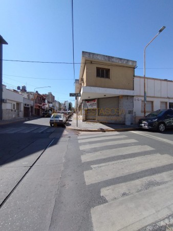 SE VENDE AMPLIO SALON COMERCIAL ZONA CENTRO 
