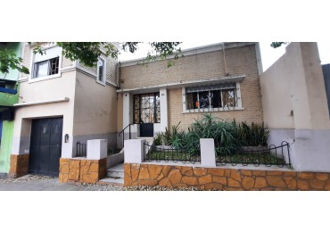 SE VENDE CASA 3 DORMITORIOS, ZONA AV. RAMIREZ Y LAURENCENA. SE RECIBE PROPIEDAD MENOR VALOR