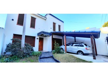 Vendo casa 3 dormitorios, cochera y patio. Zona centro de Parana 