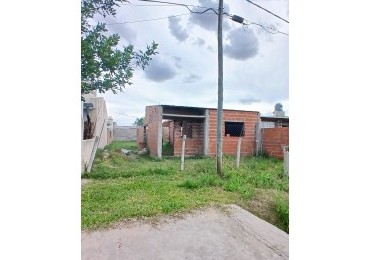 SE VENDE TERRENO CON CONSTRUCCION A TERMINAR EN PESOS